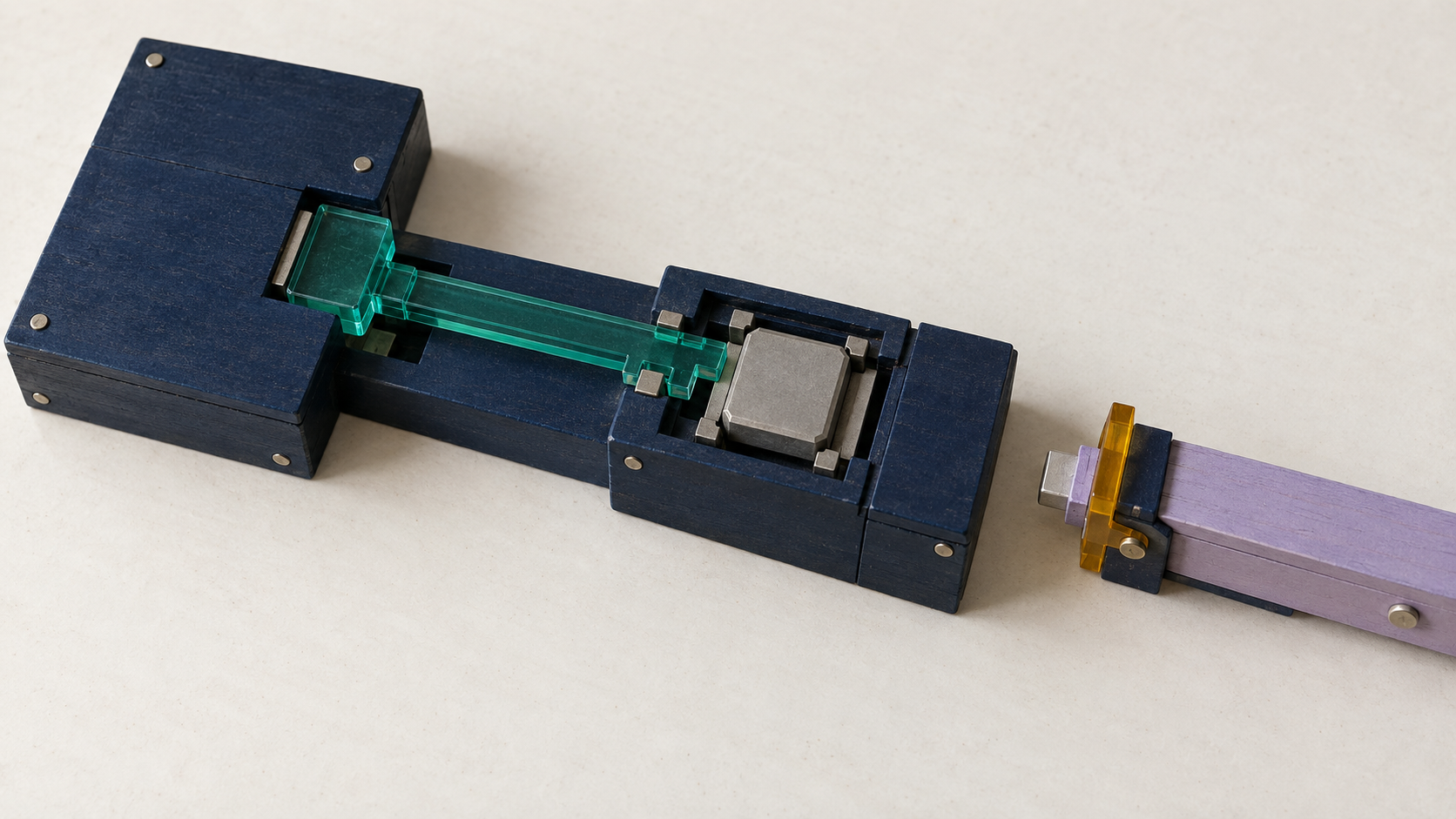 Draufsicht auf ein physisches Systemmodell: Eine breite smaragdgrüne Wartungskupplung verbindet den gestoppten Gateway-Baustein mit derselben Navy-Servicebasis; ein lavendelfarbener Nebenweg wird von einer amberfarbenen Sperre vor dem Anschluss gestoppt.